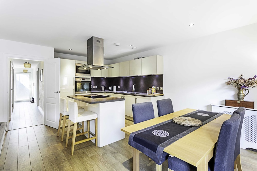 Beautiful Open Plan Garden Flat