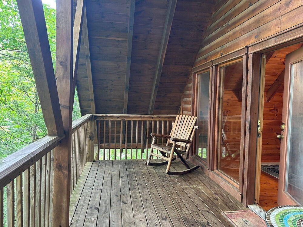 Chillin N Grillin 2 Bedroom Cabin