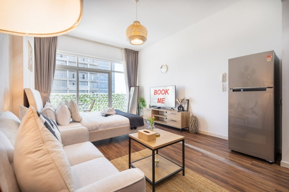 Calm Studio Apartment Right by the Golf Courses in Sports City