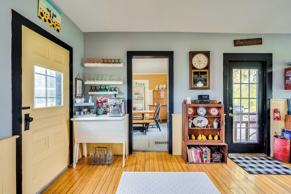 True North Farm House - Historic Family Home