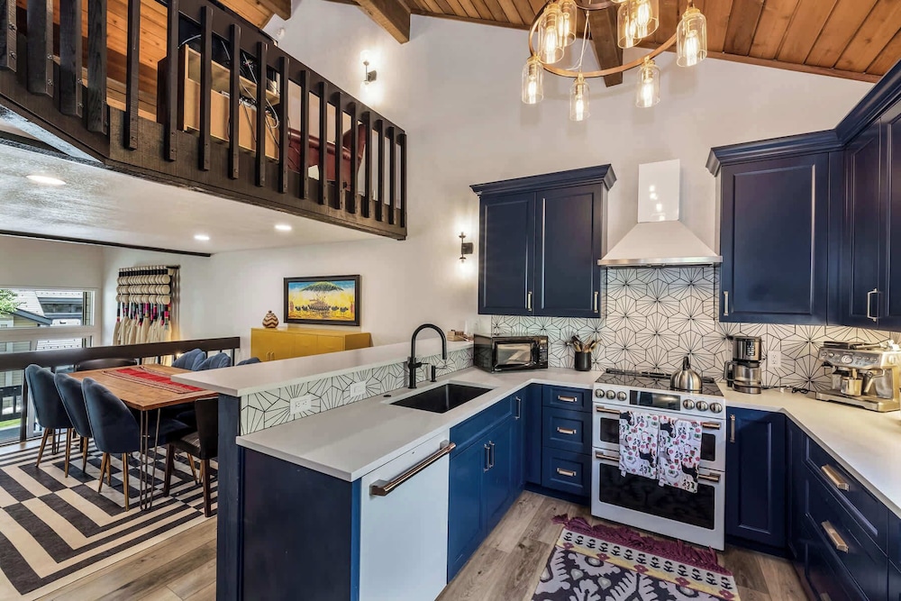 Ridgepoint Retreat Mountain Escape for 8 w/ Resort Amenities