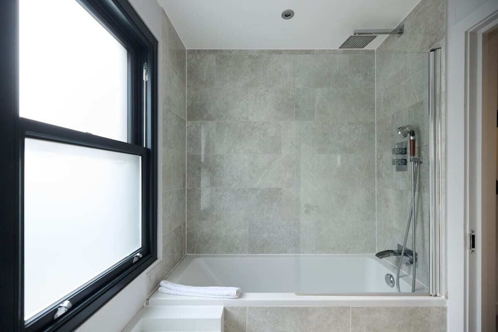 The Fulham Classic - Spacious 4bdr House With Balcony and Garden