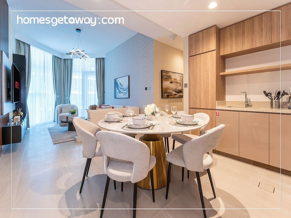 2BR Luxury with Stunning Lake View in Business Bay