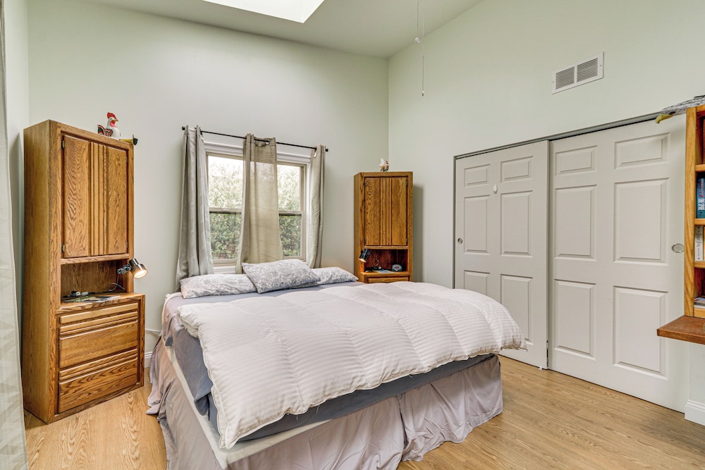 7 Mi to Dtwn Portland: Quiet Yet Central Home