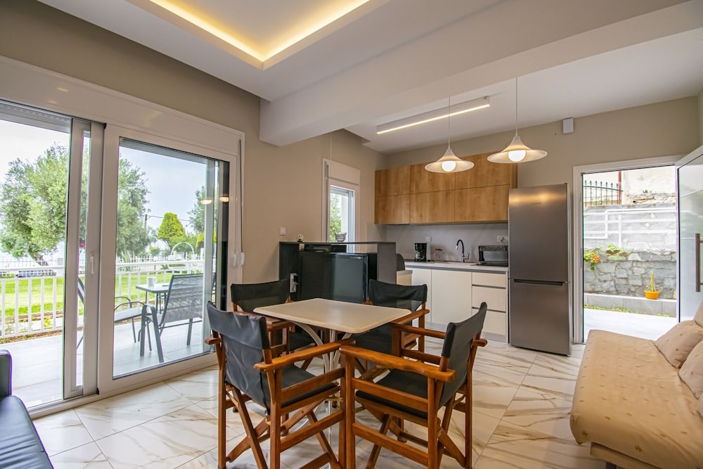 Eleni Seafront Apartment by Rentalspro
