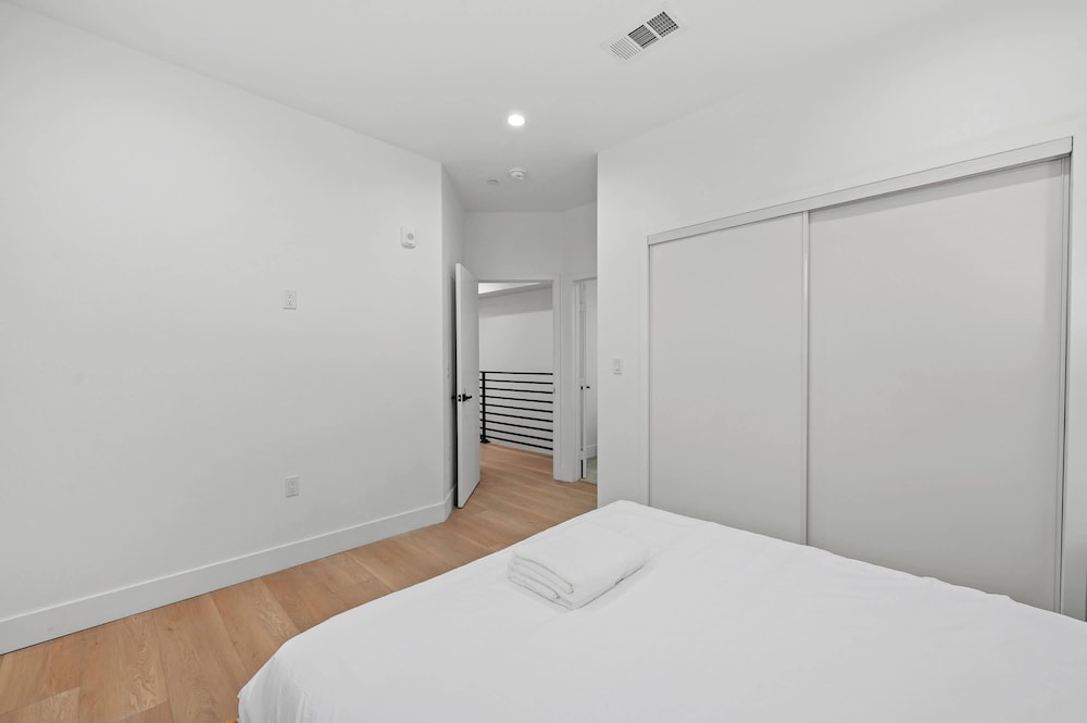Not Affected by the Fire/modern Spacious Home With Parking & Fully Equipped Kitchen #3