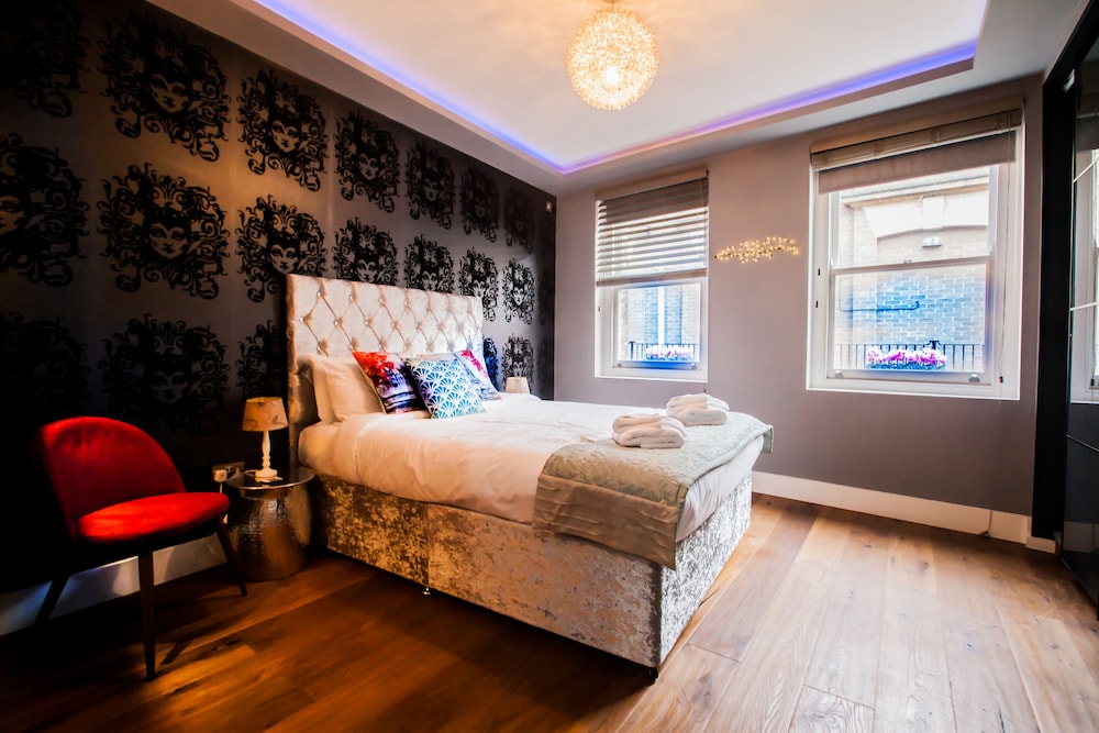 Modern Central Richmond Luxury Residence view 3