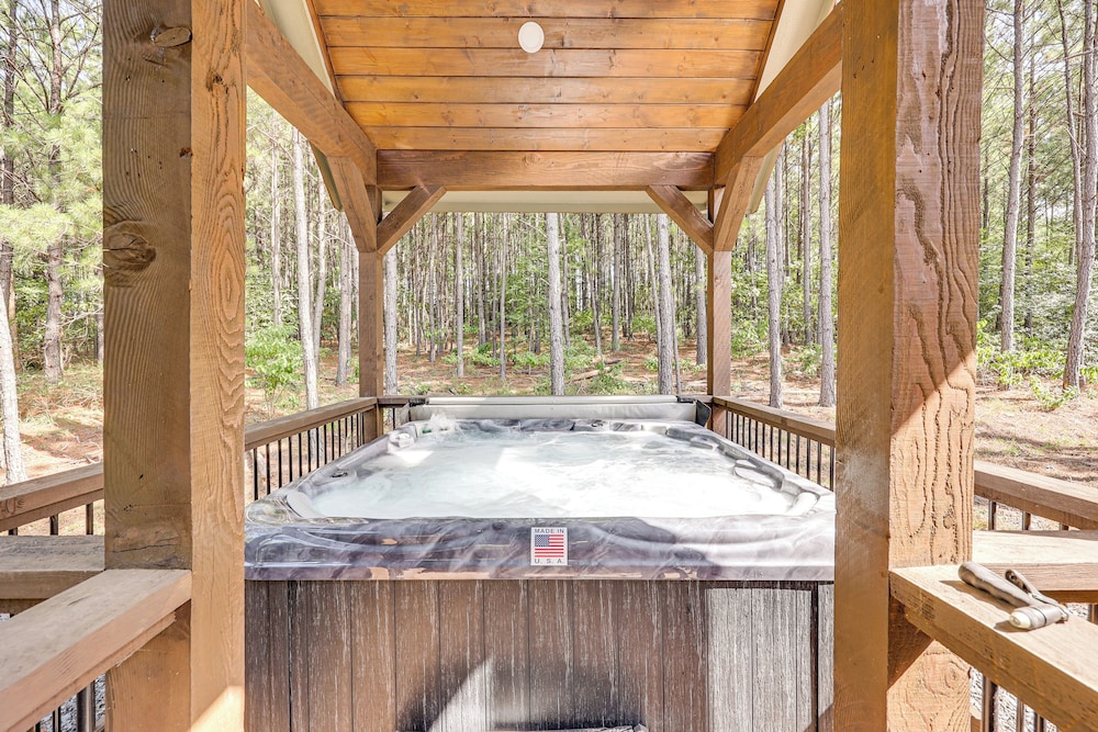 Private Hot Tub: Home 13 Mi to Broken Bow Lake