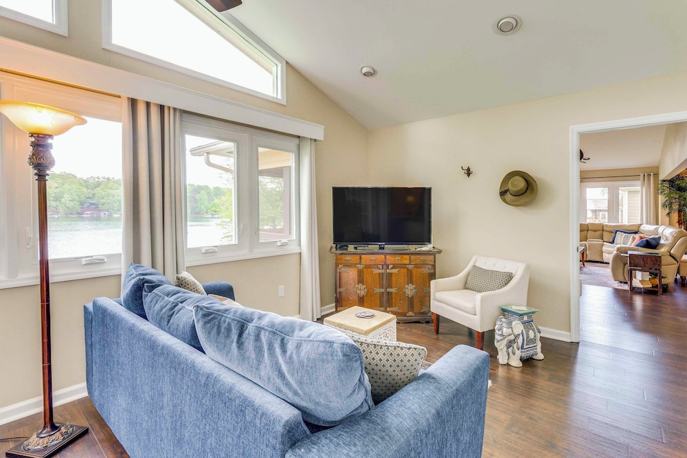 February Perks! Couples Getaway in Hayesville