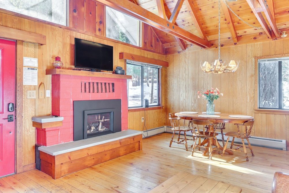 < 2 Blocks to Lake Tahoe: Family Home Near Skiing