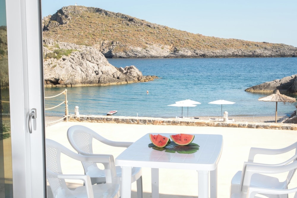 Beachfront Studio Kyma West