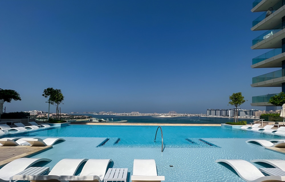 Stylish 2BR in Emaar Beach Front w/ Private Beach