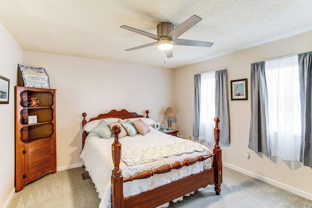 1 Mi to Lake Murray: Pet-friendly Home w/ Deck