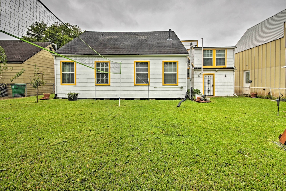 Modern Home w/ Yard < 3 Miles to Houston Zoo! view 5