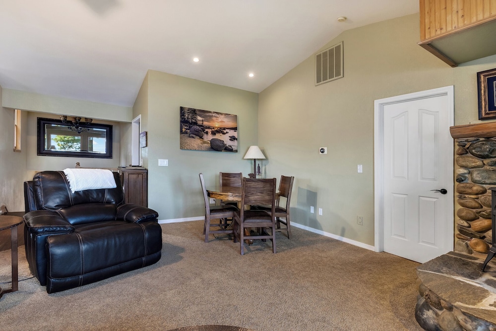 Tahoe Mountain Retreat Sleeps 12!