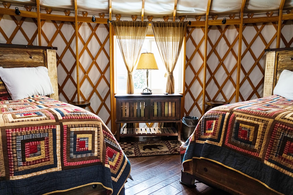 stayNantahala – Smoky Mountain Cabins and Luxury Yurts