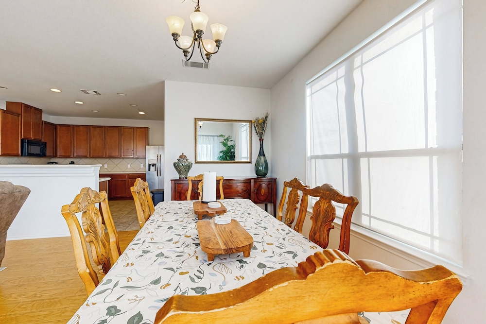 Inviting Home w/ Enlosed Yard & Gas Grill
