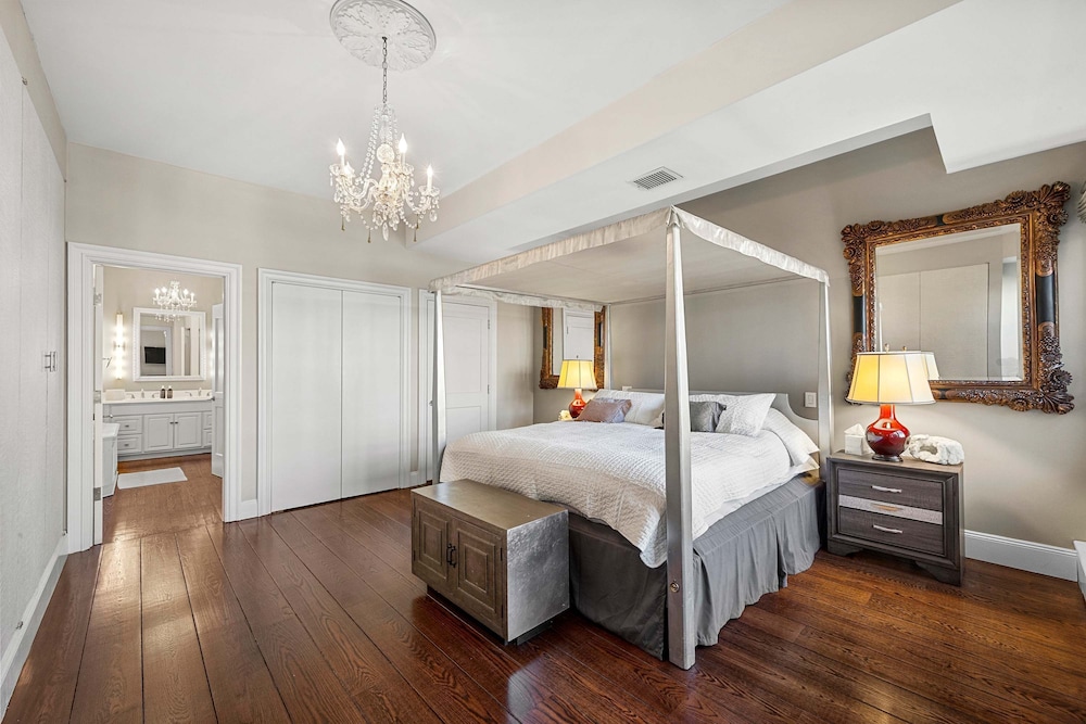 Gramercy Manor Triplex w Private Deck Garden
