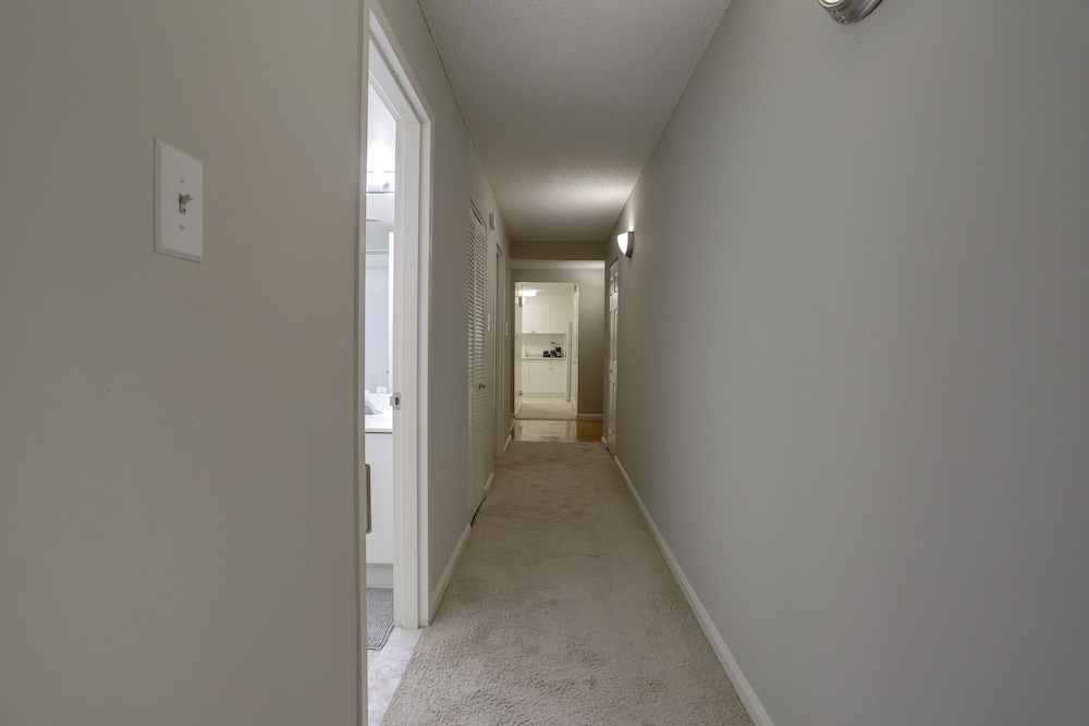 Modern Apt Near Airport & Metro