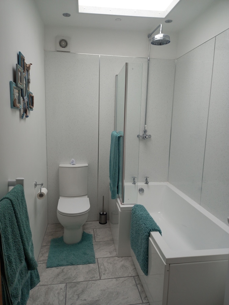 Inviting 2 Bed Apartment in Westwood ho view 3