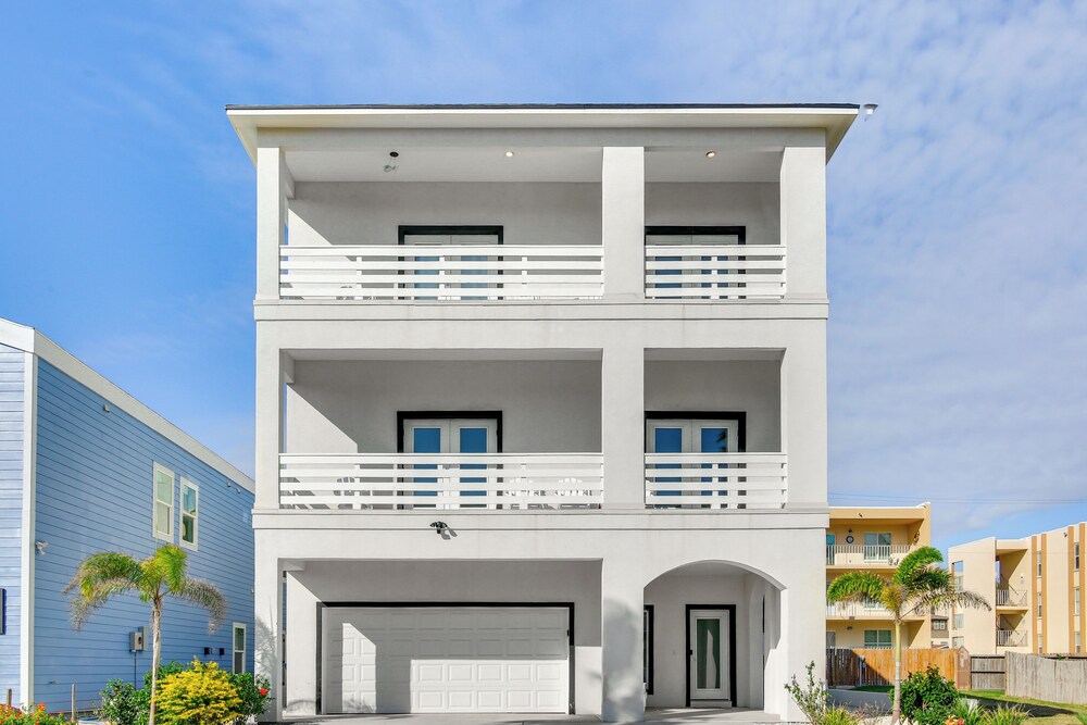 1 Block to Beach: South Padre Island Paradise!