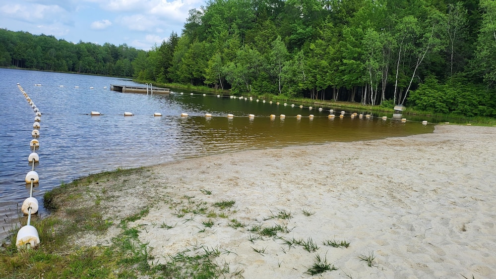 Happy Trails Chalet by Avantstay Sauna Deck Private Community Beach Access