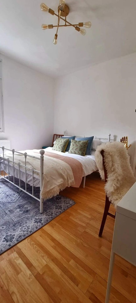 Stylish 3 Bedroom Townhouse in Brockley With Large Garden