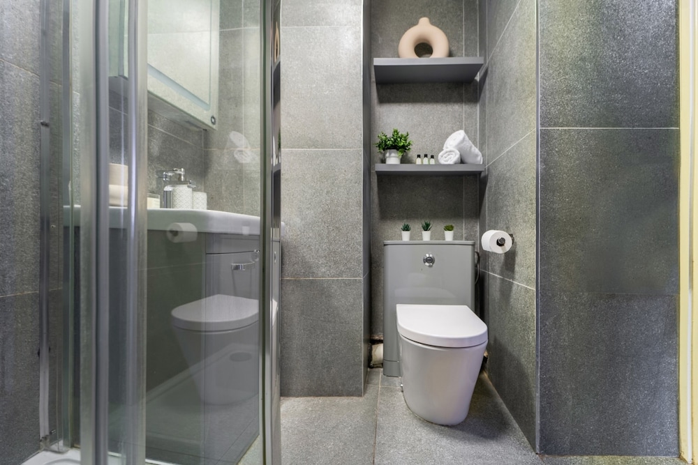 Stylish 1-Bedroom with Balcony near Soho