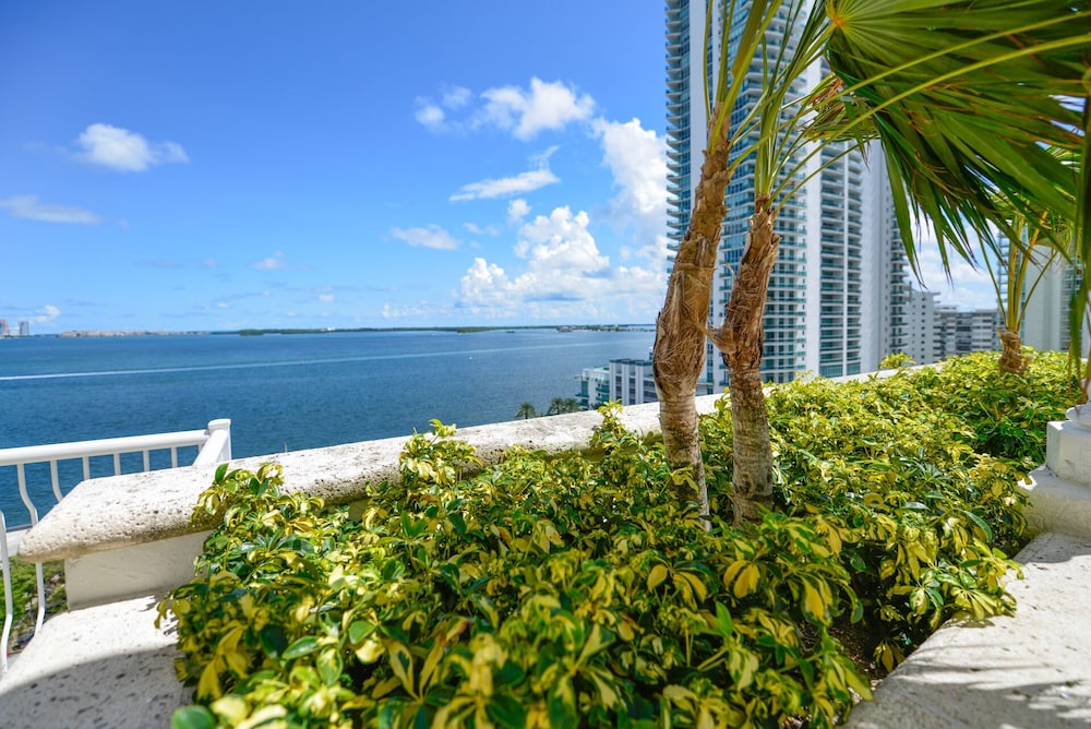 Cozy apt from Downtown Doral Park