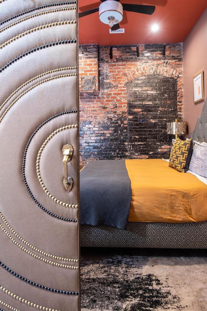 80 LEX 201 Exquisite Downtown Lodging
