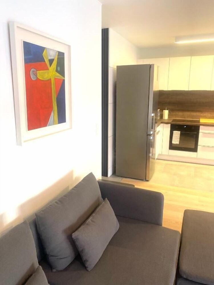 2 Bedrooms Flat in Center with Parking view 4