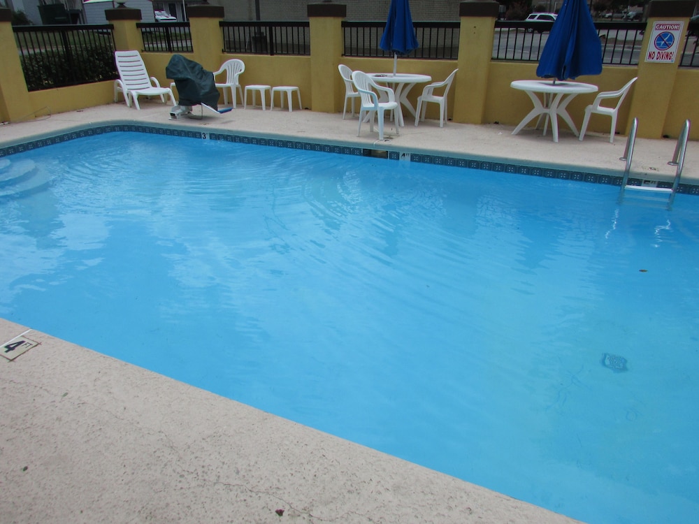 Days Inn  Suites by Wyndham Fort Valley - Property Image 4