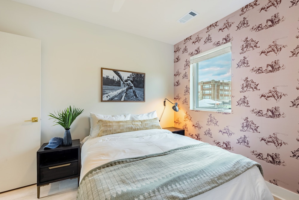 The Outrider by AvantStay Chic Stay Close to Broadway