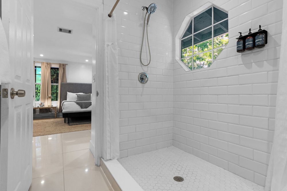 7BD Downtown Oasis Pool