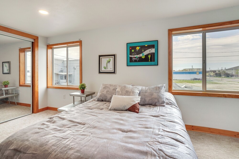 1 Mi to Shore: Lake Michigan Retreat w/ Game Room!