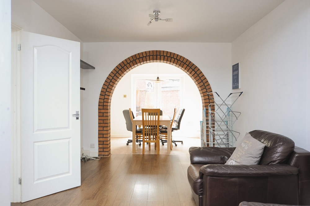 Room in Guest Room - Beautiful Room in Coventry