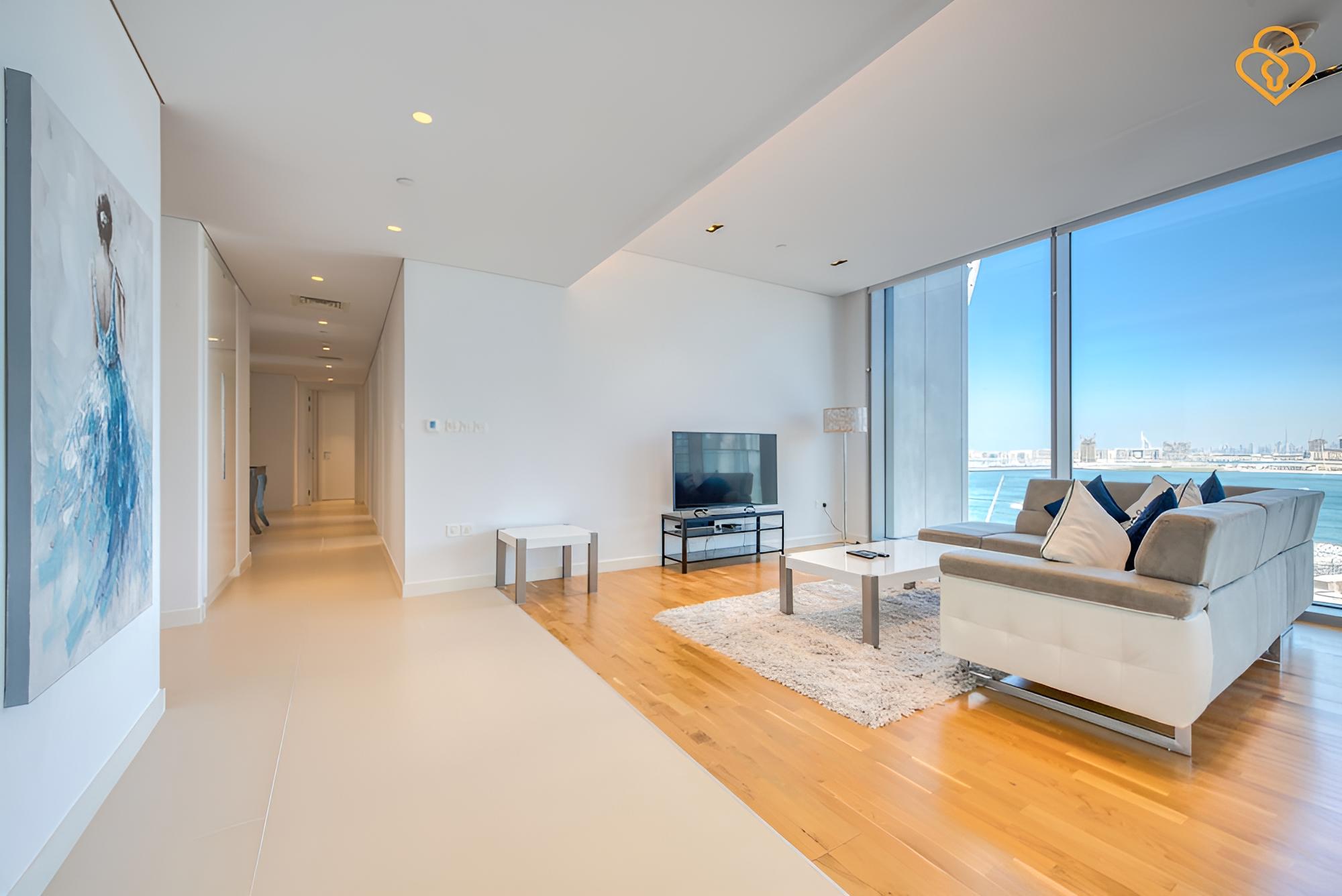 Beautiful Large 3 B/R Apt in BlueWaters Island