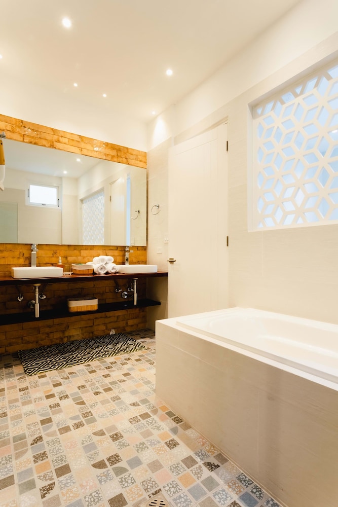 w Awesome 1BR w Balcony in Panama