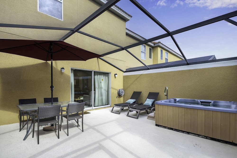 10 Min to Disney Cozy Townhome Jacuzzi