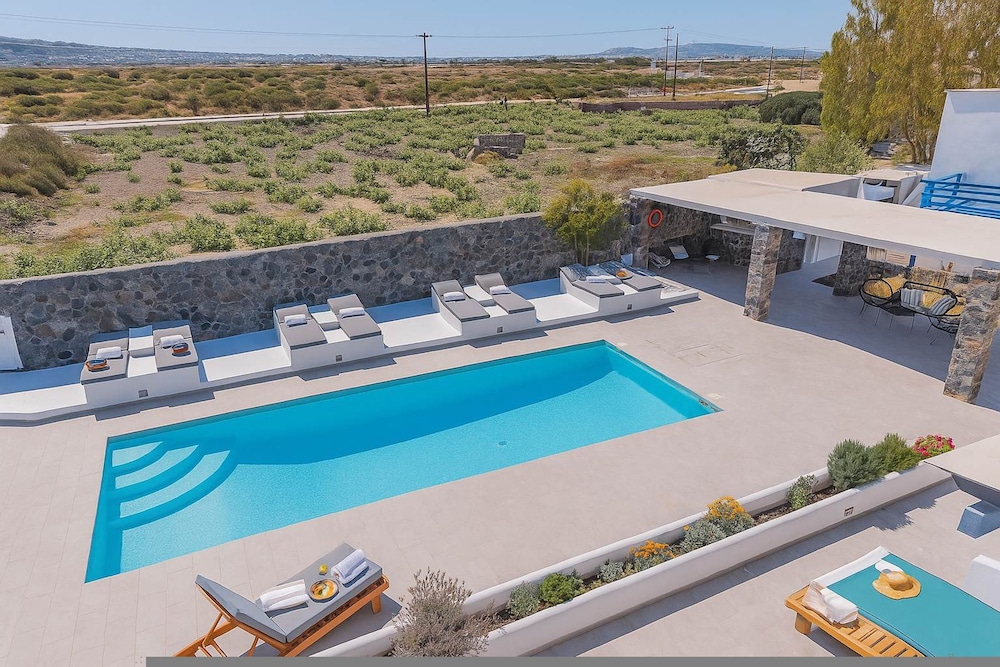 Golden Sunrise Suites - Santorini Pool Bliss Suite