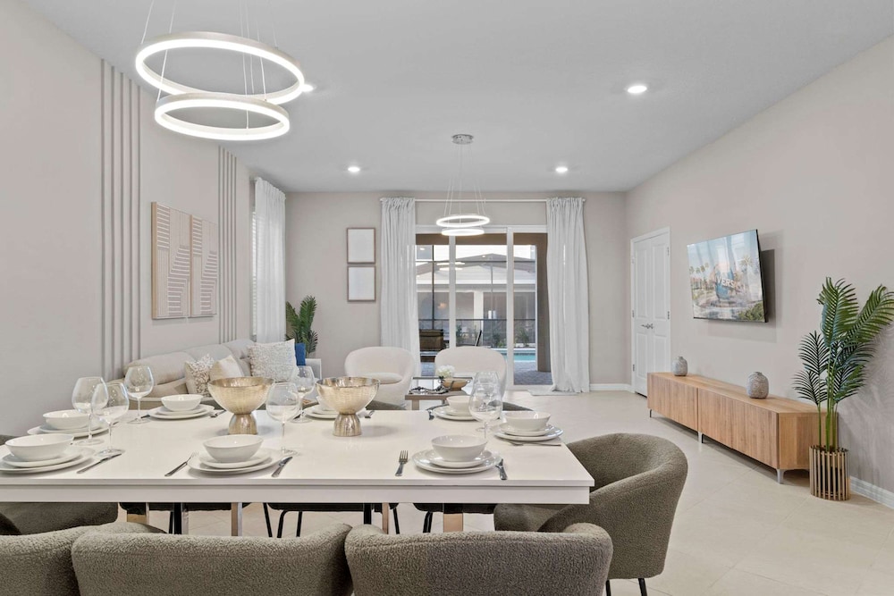 Chic 7bed With Private Pool Theme Bedrooms