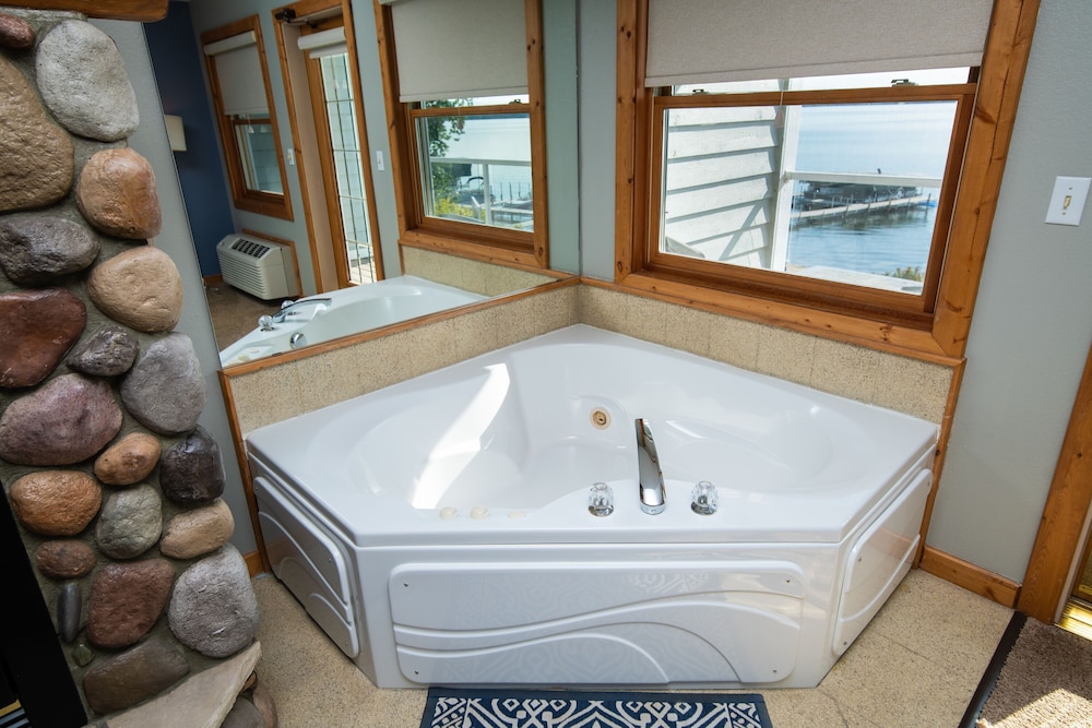 Quarterdeck Resort & Restaurant