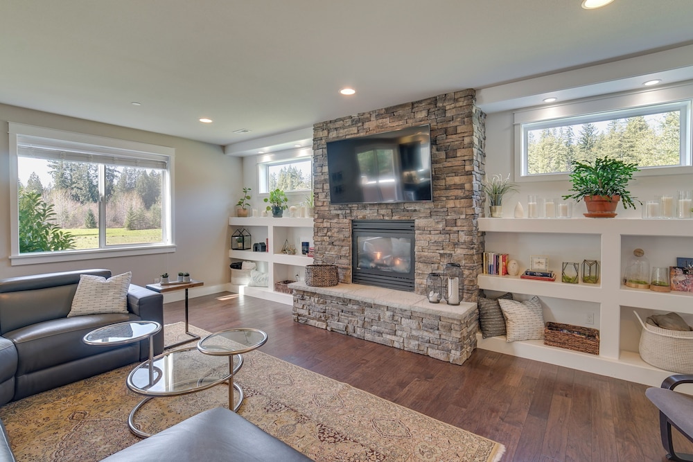 Spacious Carnation Home w/ Grill & Large Yard view 4
