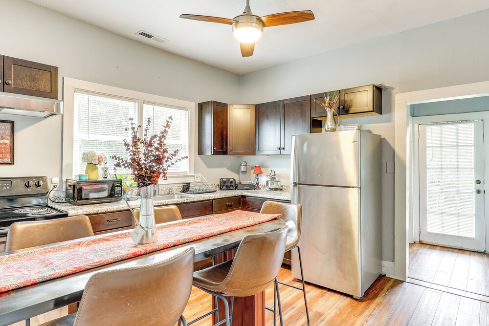 1 Mi to Dtwn Wilmington: Quiet Cottage w/ Deck