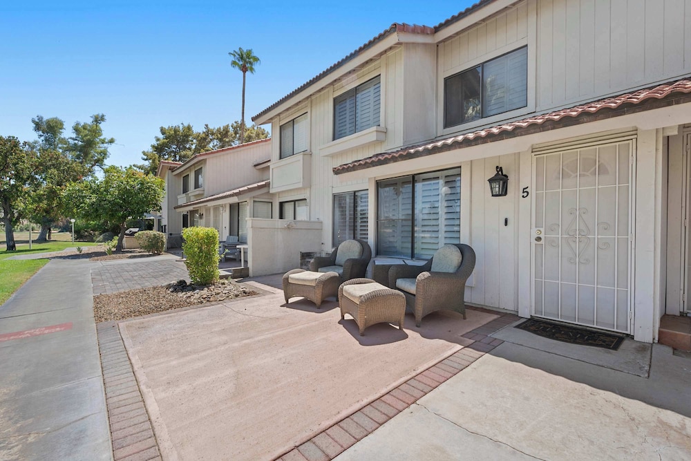 The 14th Fairway Delight 4Bd W/community Pool!