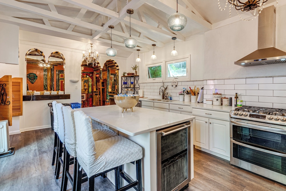 Near Downtown Scranton: Getaway w/ Patio