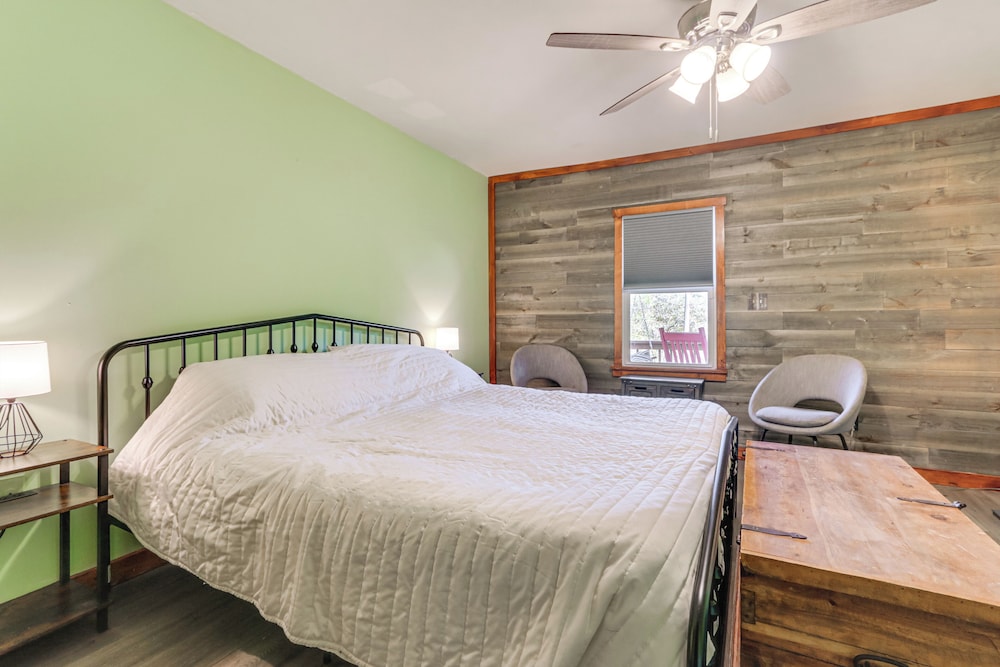 3 Mi to Blackwater Falls: Peaceful Retreat w/ Deck