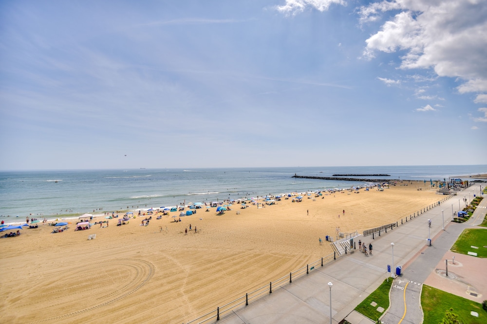 Inviting Virginia Beach Condo w/ Community Pool view 4