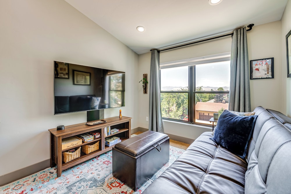 11 Mi to Snowbird Resort: Mtn-view Apt w/ Hot Tub