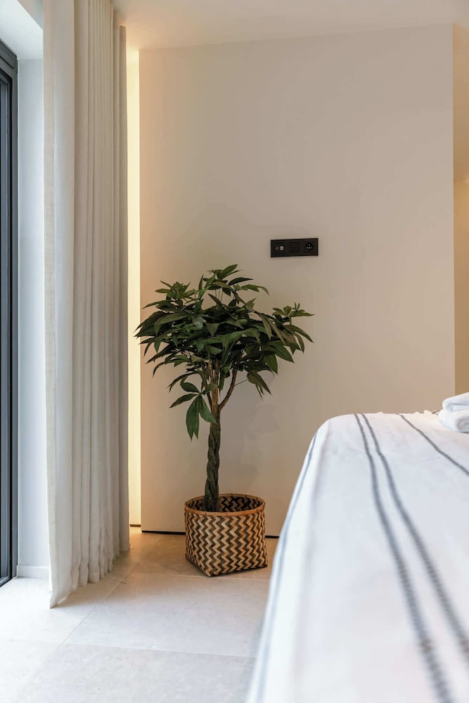 Charming Chic Stay With Garden Views Parking